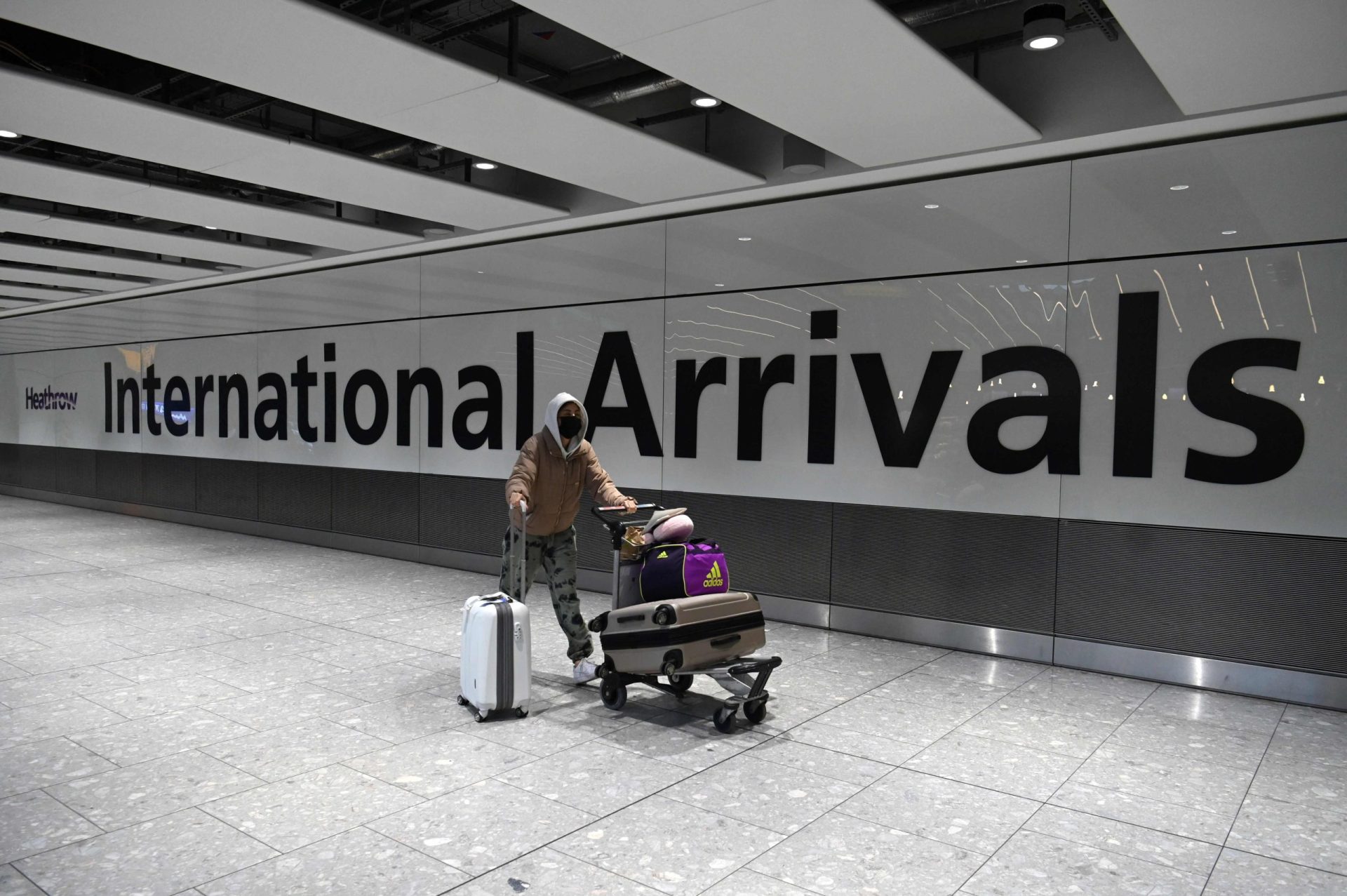 Reino Unido vai divulgar em maio “lista verde” dos destinos para o estrangeiro