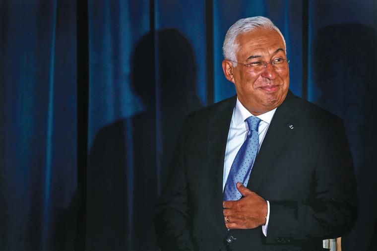 António Costa critica falta de posição comum europeia e defende vacinação