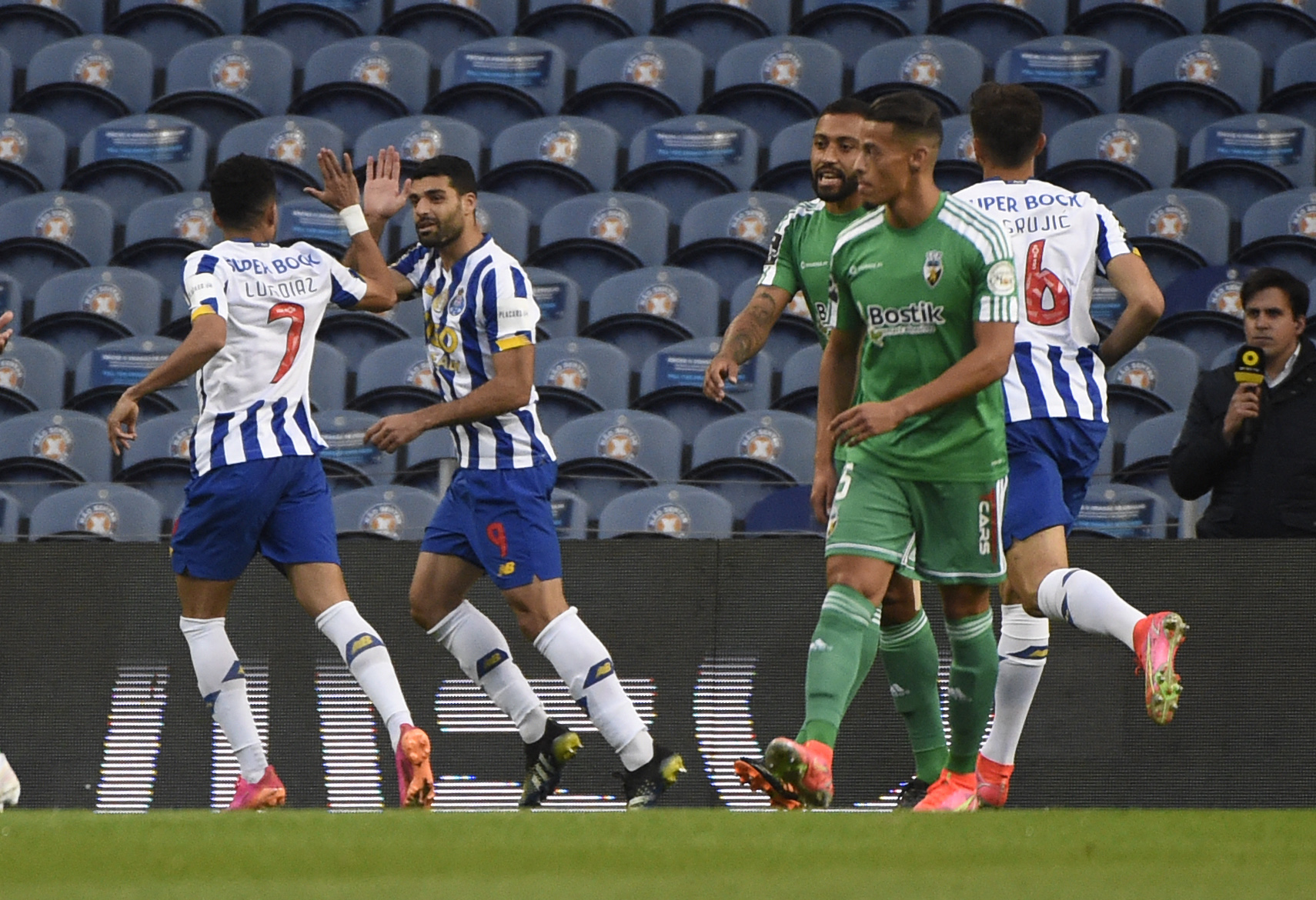 FC Porto vence Farense por 5-1 e impede festa sportinguista