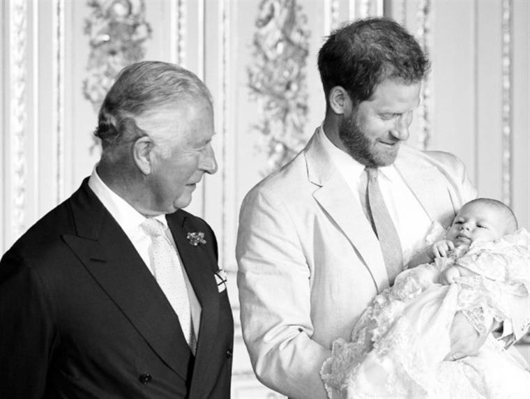 Príncipe Carlos só viu filho de Meghan e Harry duas vezes