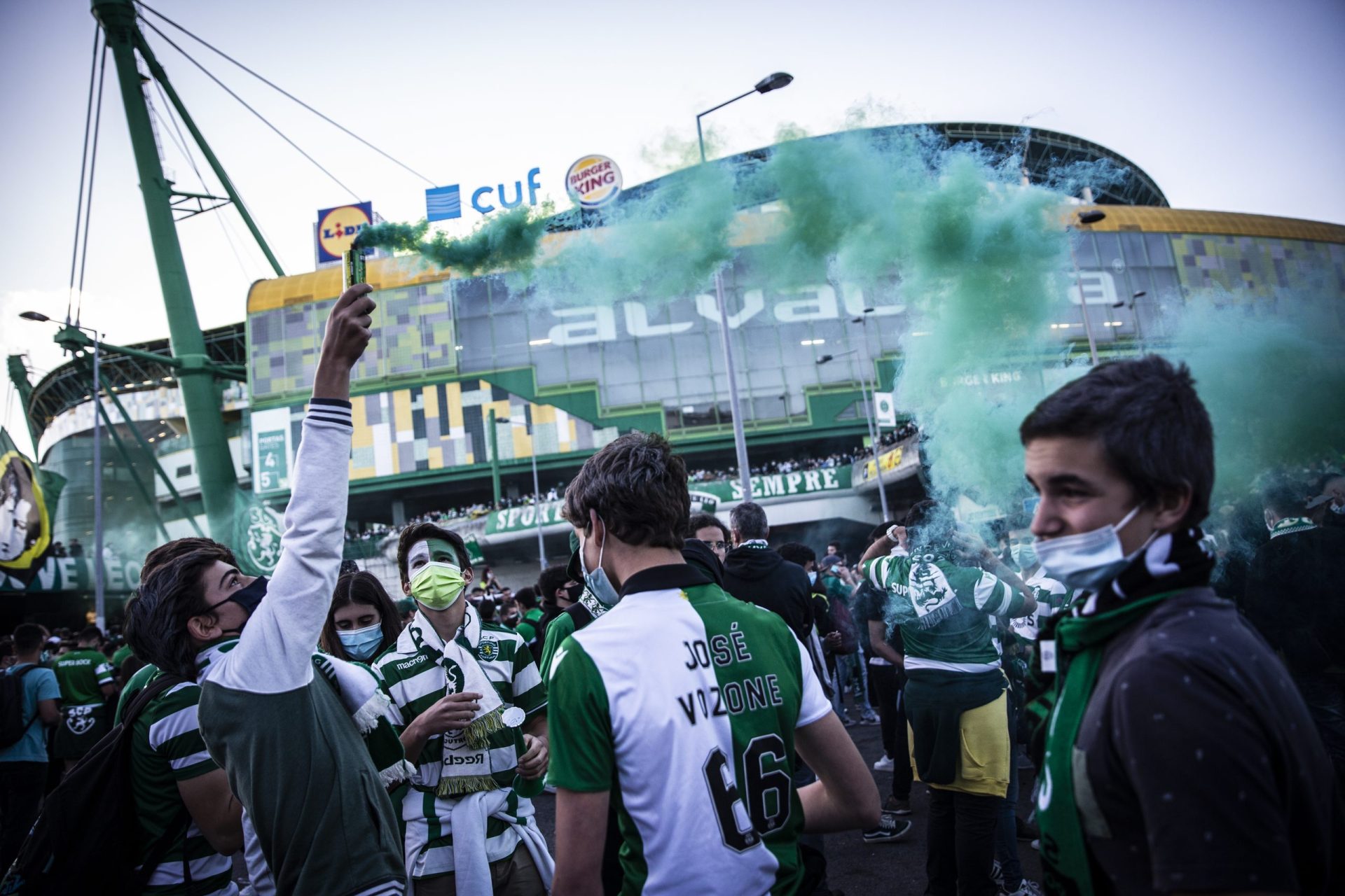 Milhares de adeptos sportinguistas rodearam Alvalade à espera da vitória | Fotogaleria