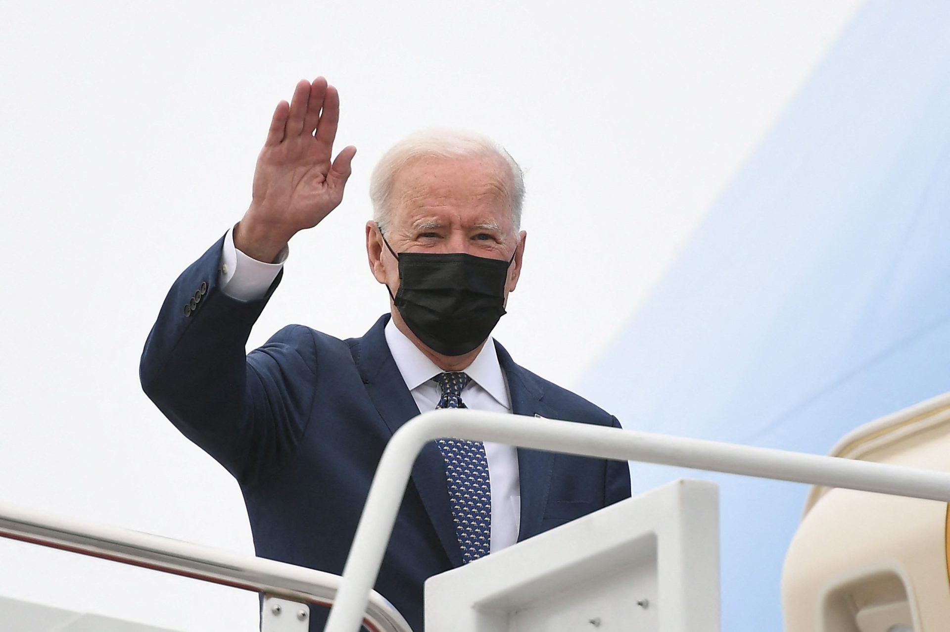 Governo de Biden anuncia parcerias com a Uber, Lyft e McDonald’s para incentivar vacinação no país