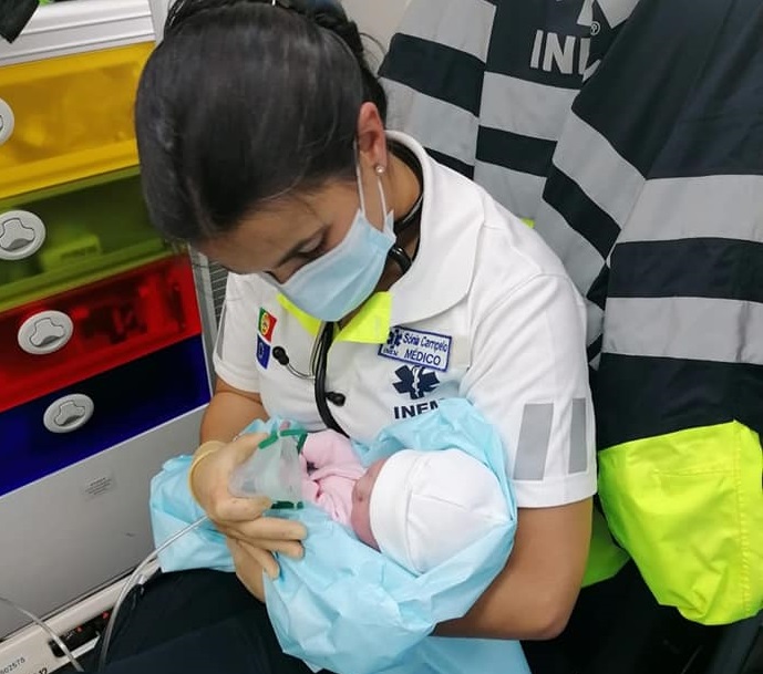 Coimbra. Bebé nasce prematura numa ambulância à porta de casa