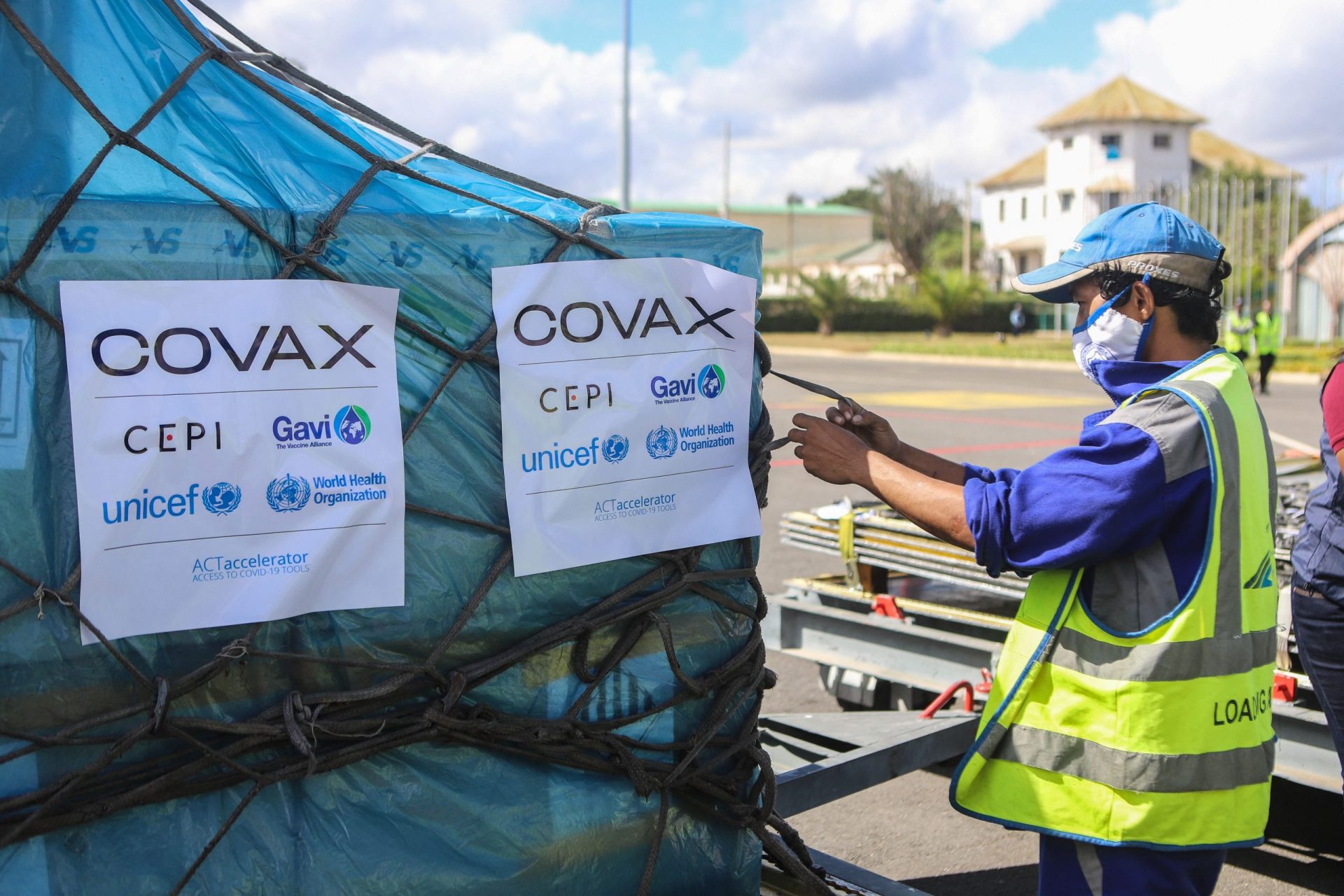 “Precisamos de vacinas agora!”. Covax com défice de 190 milhões de doses, alerta OMS