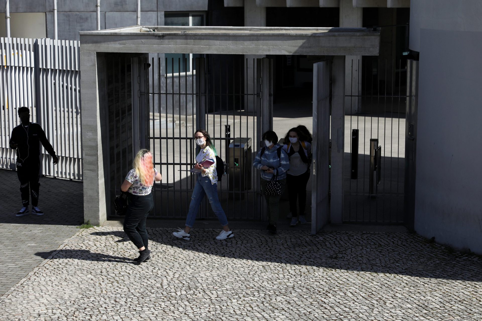 Governo vai garantir alojamento gratuito a alunos do ensino secundário que estudam fora da sua área de residência