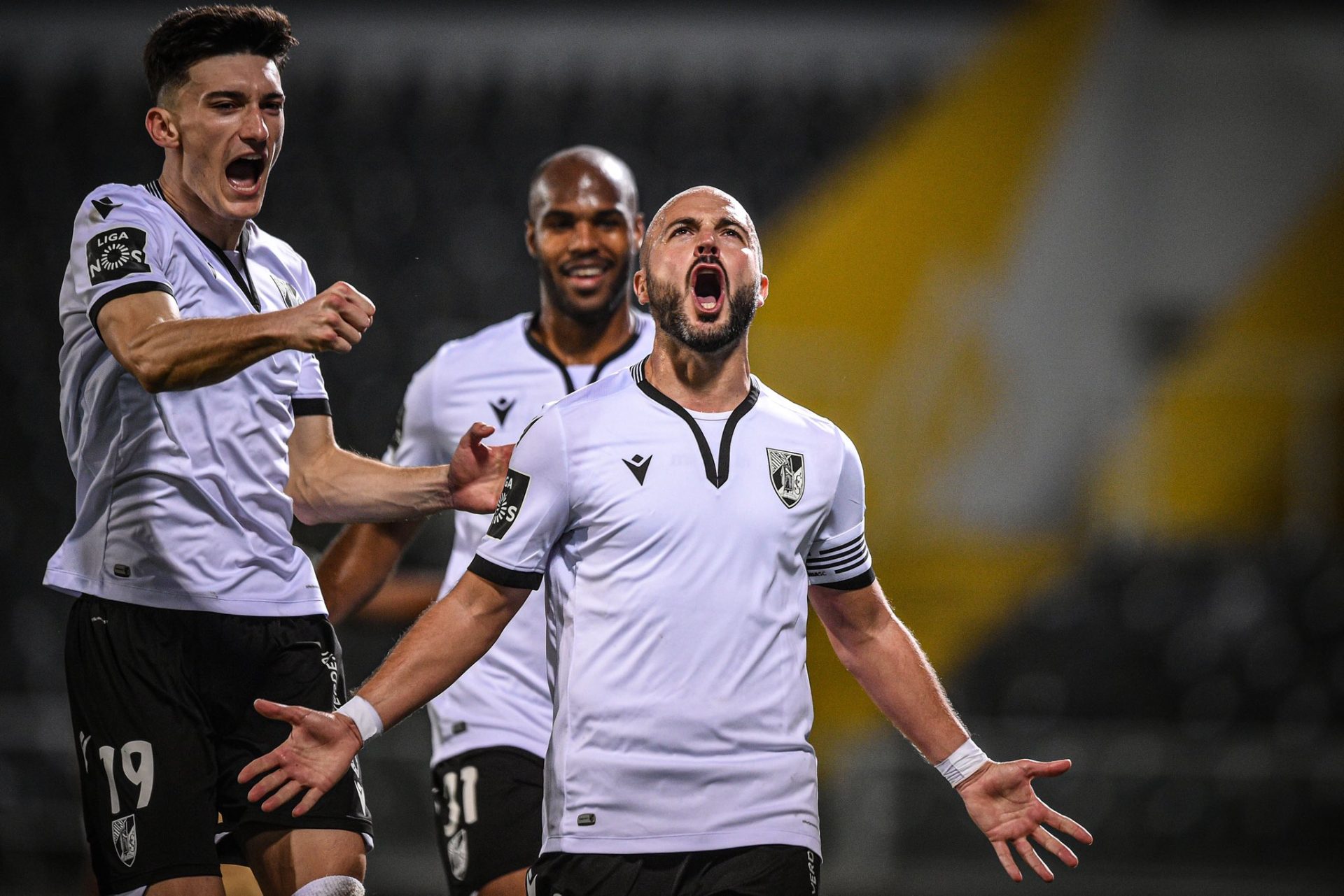 Vitória de Guimarães perde contra Benfica e Santa Clara estreia-se na Europa ao golear Farense