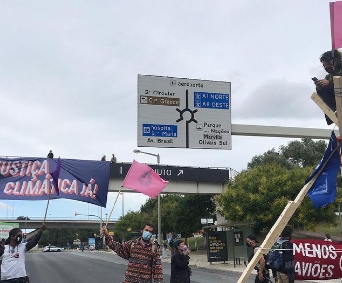 Protesto climático corta o trânsito na Rotunda do Relógio. PSP deteve várias pessoas