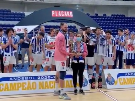 FC Porto conquista bicampeonato de andebol e recebe troféu pelas mãos de mulher de Alfredo Quintana