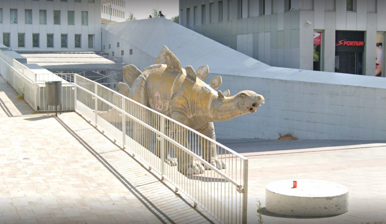 Homem encontrado morto dentro de estátua de um dinossauro em Barcelona