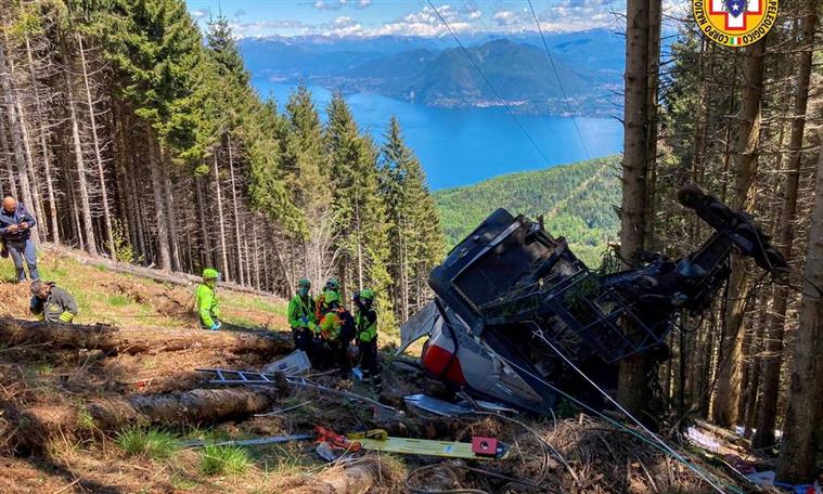 Detidos dono do teleférico, diretor e chefe de operações após queda que provocou 14 mortos em Itália