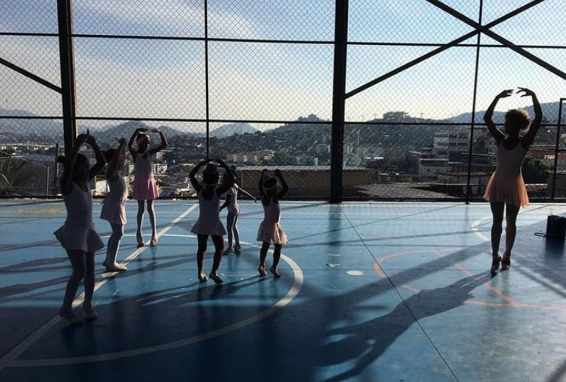 Escola de ballet numa favela do Rio de Janeiro invadida pela polícia militar