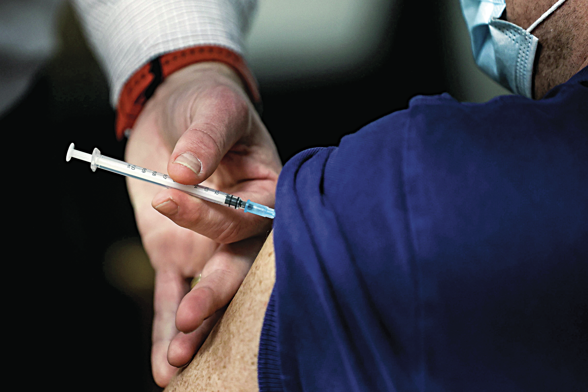 Cerca de 60 pessoas vacinadas com a mesma seringa na Áustria