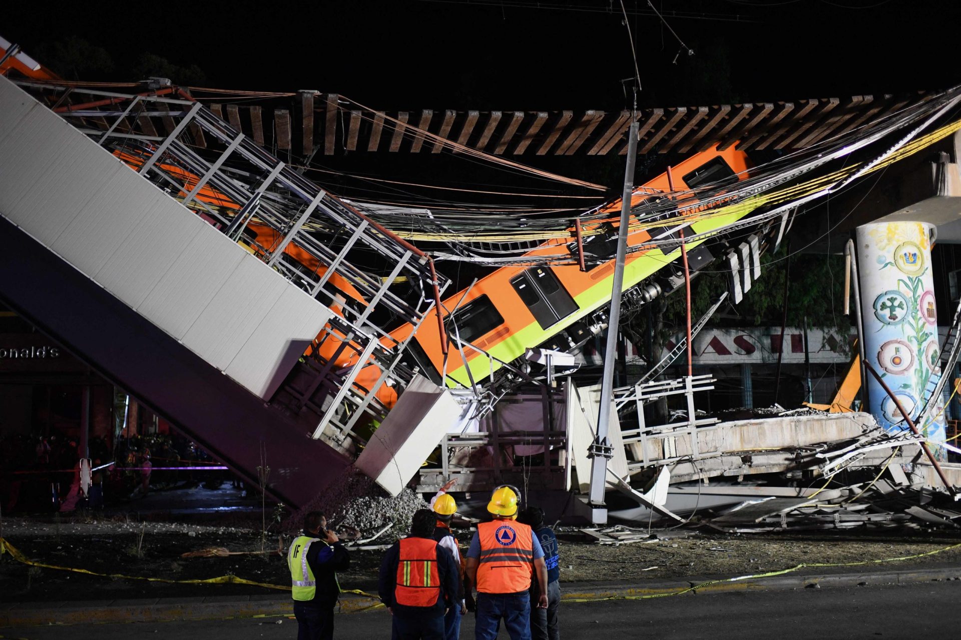 Queda de viaduto do metro no México mata pelo menos 23 pessoas