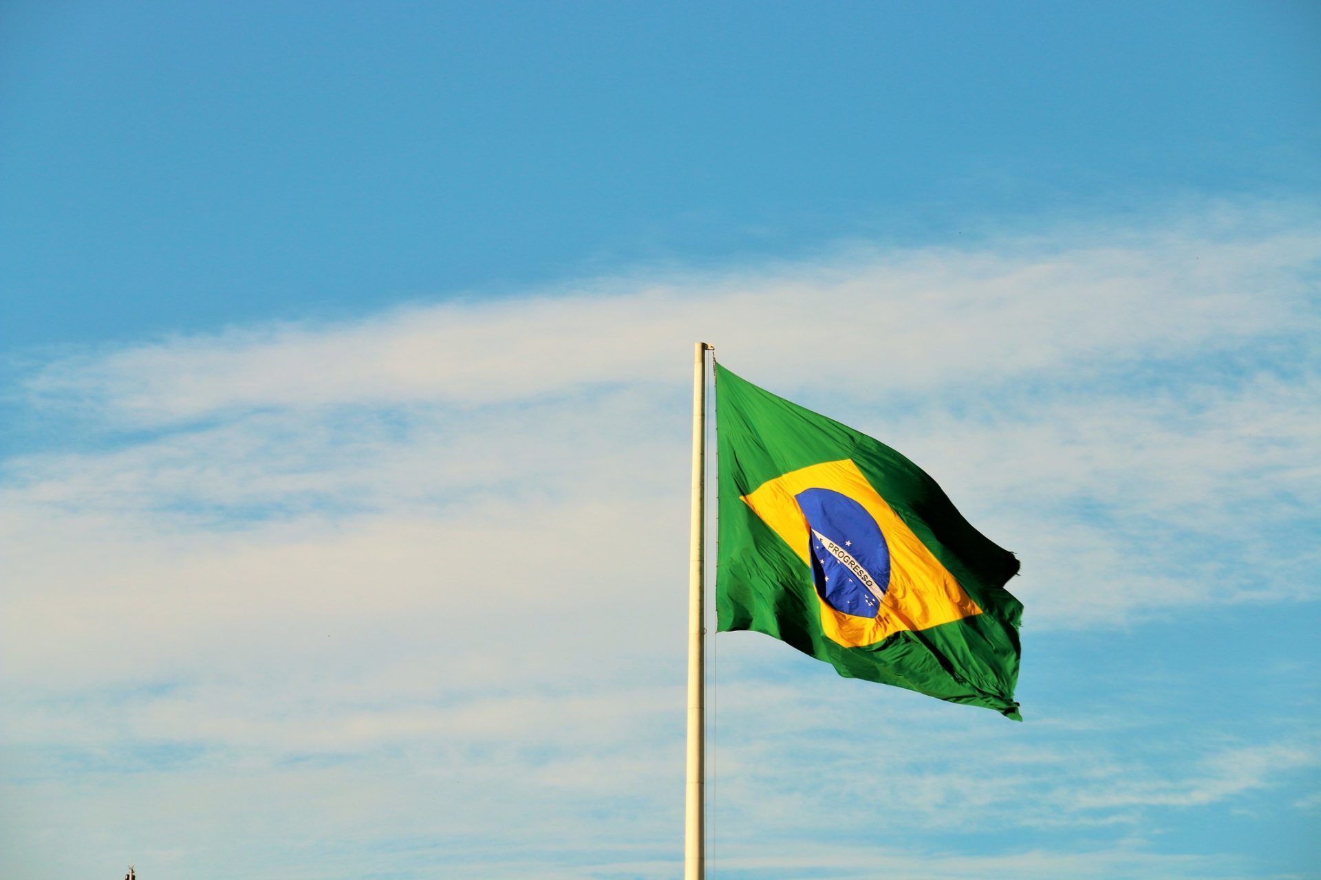 Brasil. Jovem de 18 anos mata três crianças e duas funcionárias em ataque a creche