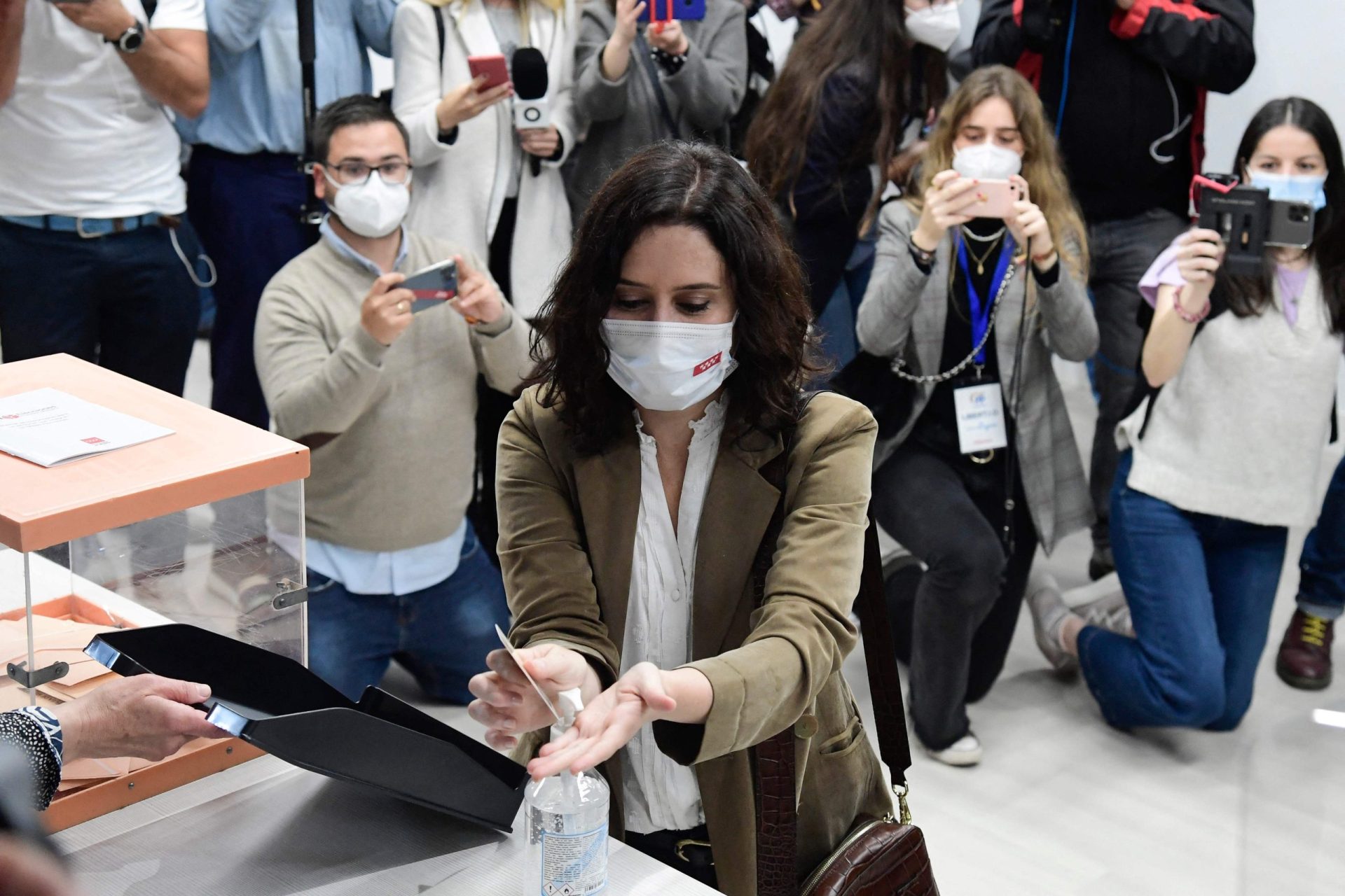 Isabel Díaz Ayuso venceu em Madrid, mas precisa do VOX para ter maioria absoluta