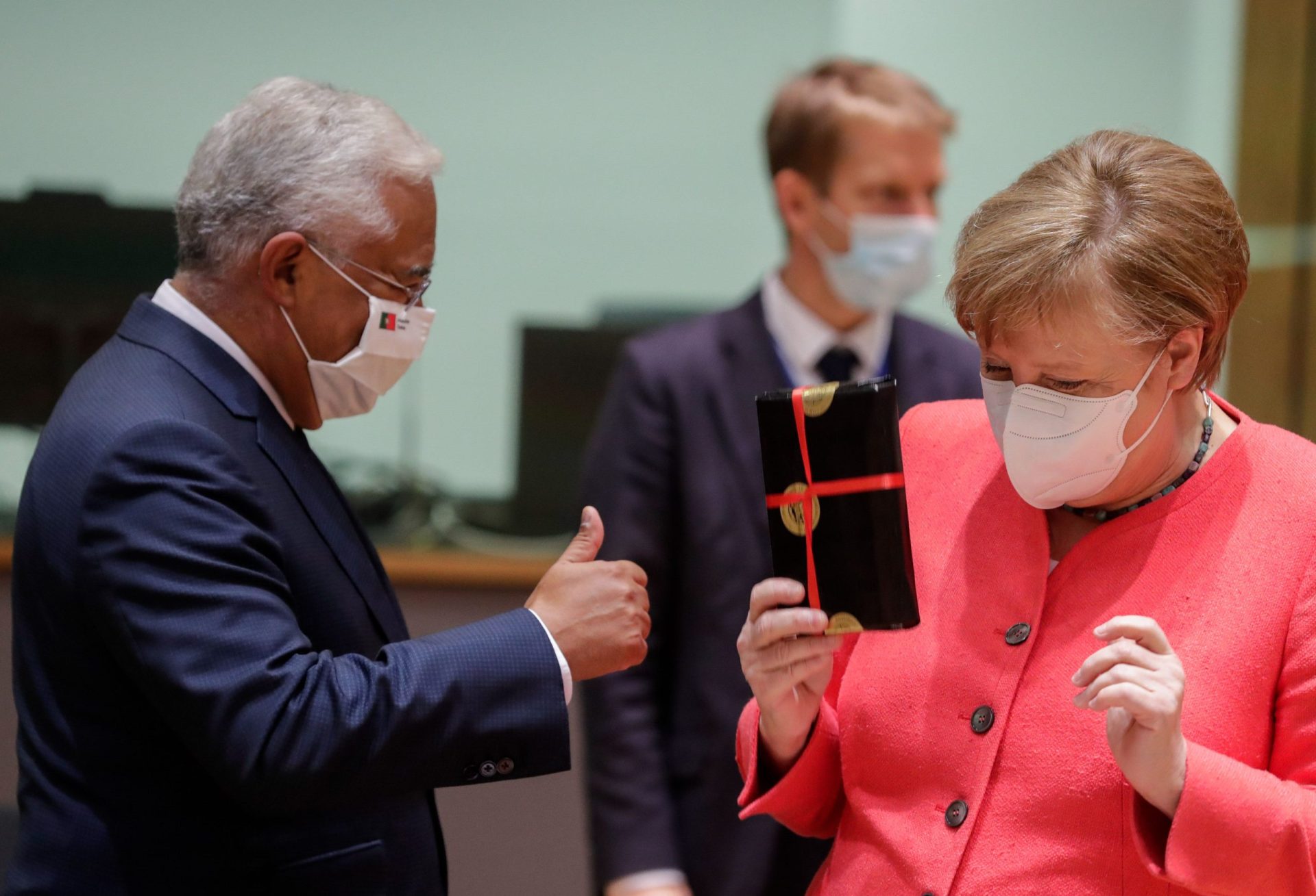 Cimeira Social. Merkel e Rutte estragam a festa