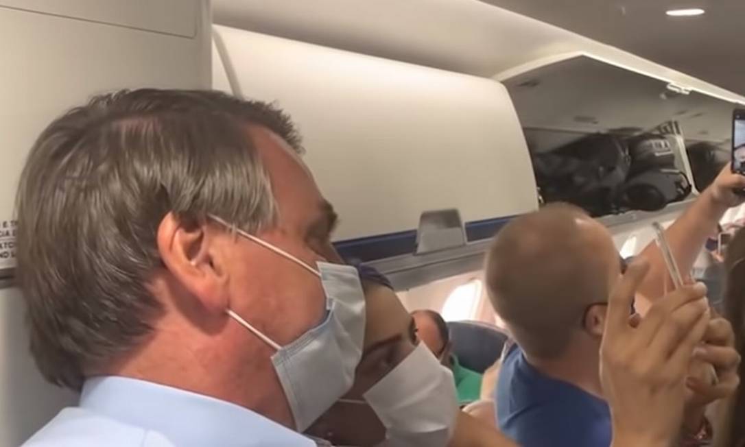 Bolsonaro entra de surpresa em avião para cumprimentar passageiros mas acaba vaiado | Vídeo