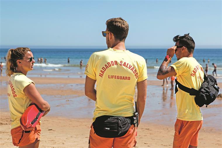 Adolescentes resgatados por nadadores-salvadores na praia da Foz do Minho