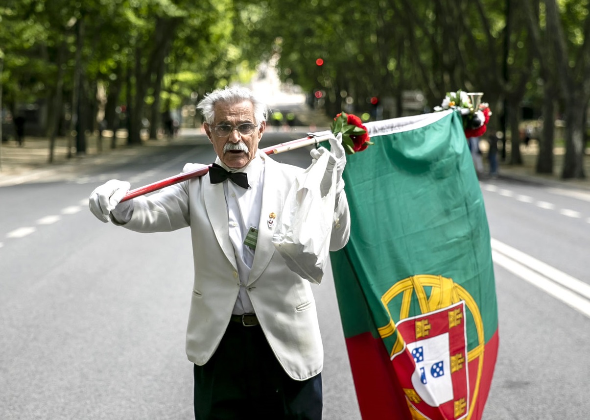 Morreu Carlos Ferreira, o homem que subiu a Avenida da Liberdade sozinho em plena pandemia