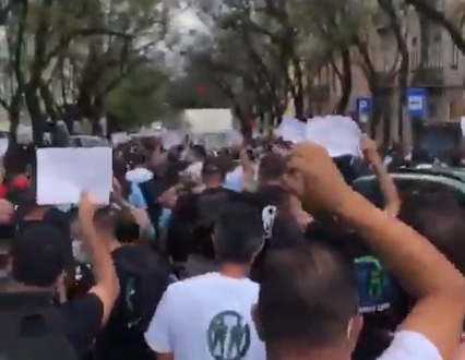 Protesto do Movimento Zero continua em frente à Assembleia da República