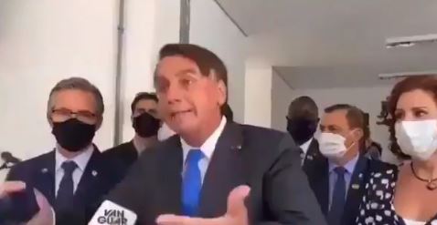 Bolsonaro reage com agressividade a pergunta de repórter: “Eu chego como eu quiser”