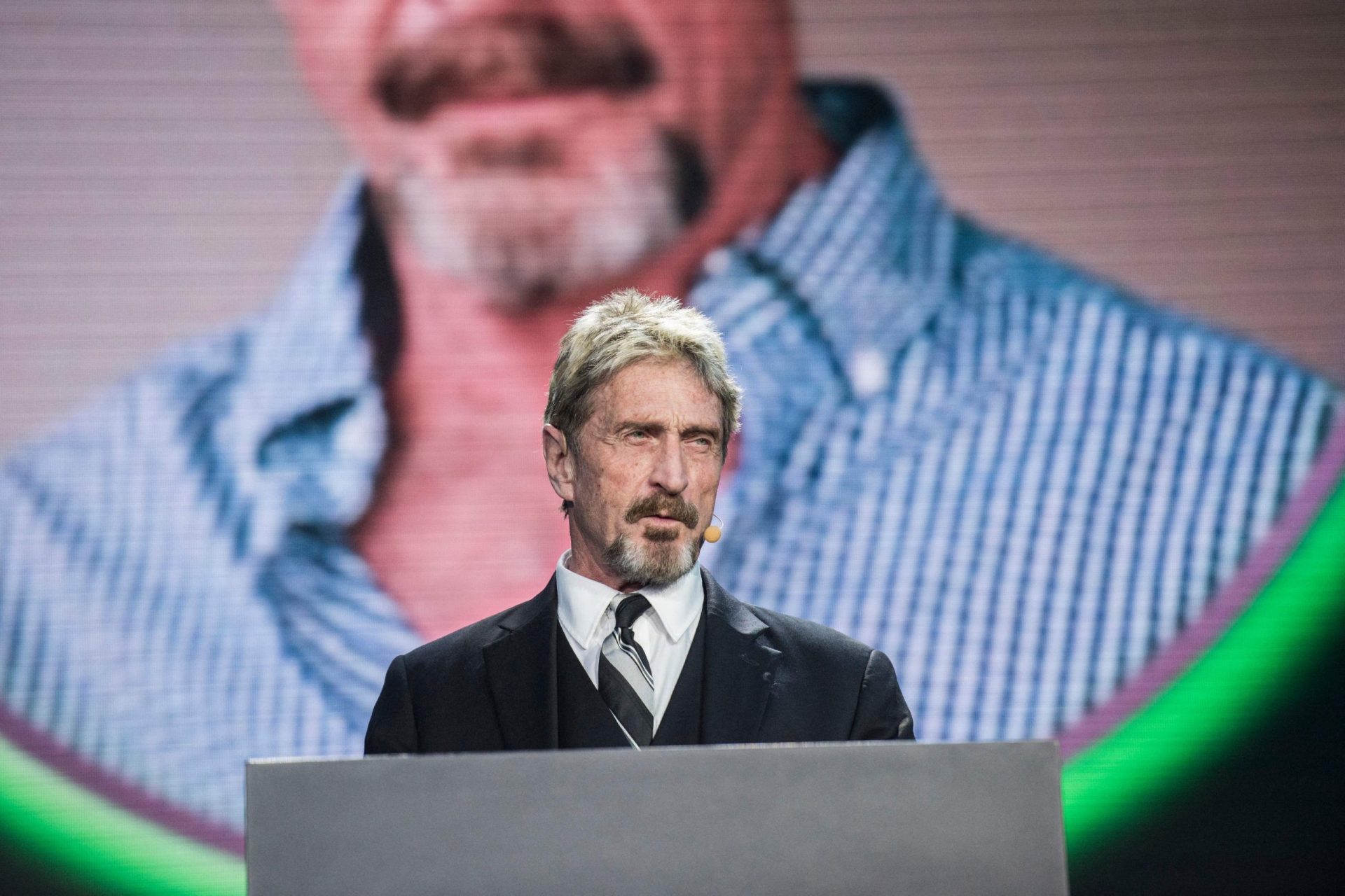 Magnata John McAfee encontrado morto na prisão em Barcelona