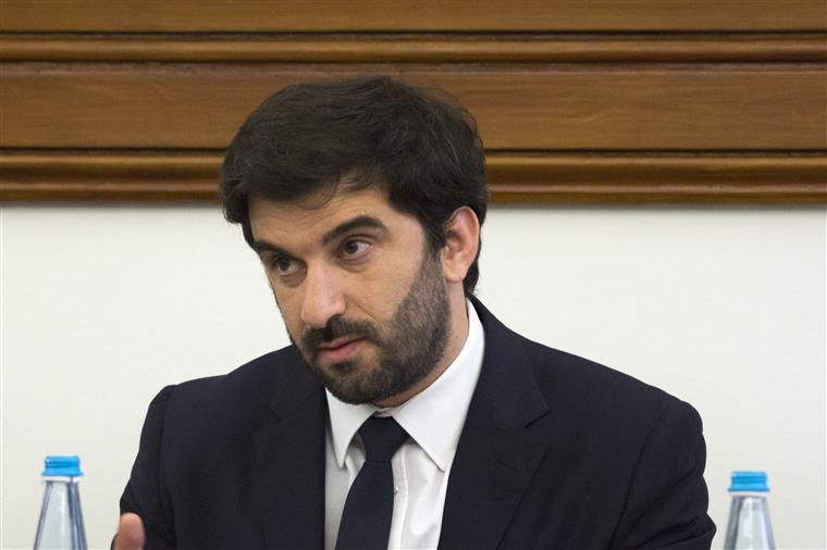Ministro da Educação vai a Sevilha representar o Governo no jogo de Portugal