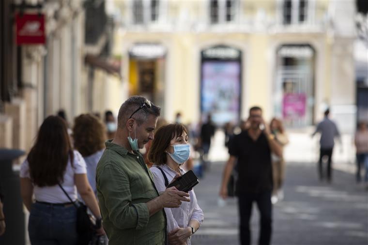 Portugal volta a registar mais de dois mil novos casos num só dia. Rt e incidência aumentaram