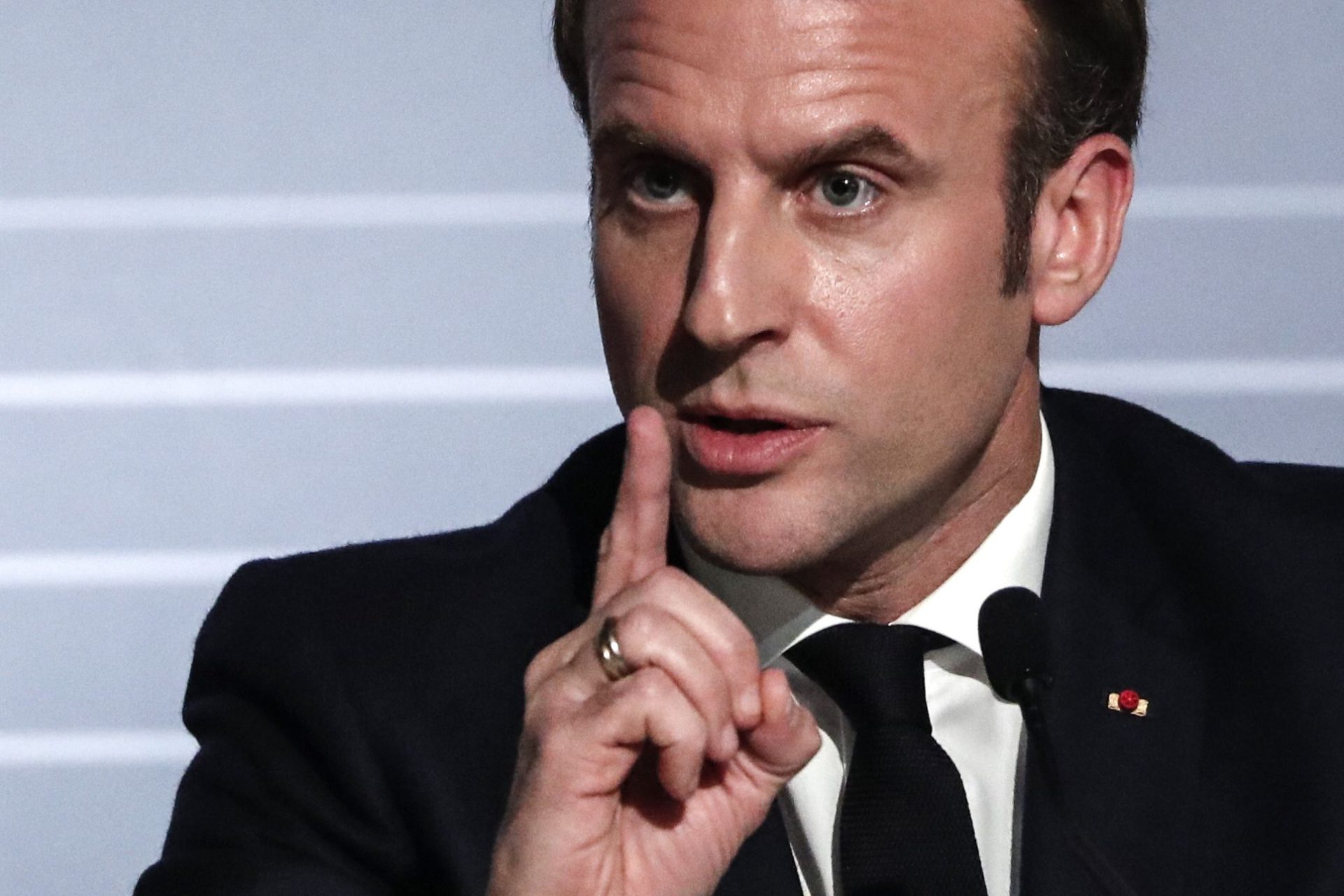 Vídeo mostra Macron a ser agredido por popular com uma estalada