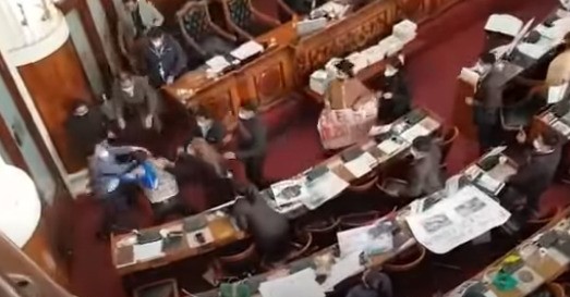 Deputados agridem-se durante sessão parlamentar na Bolívia | Vídeo