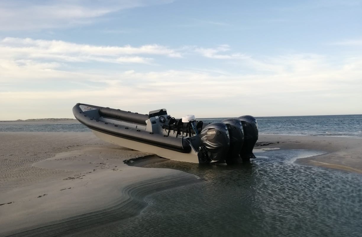 Lancha de alta velocidade alegadamente abandonada apreendida pela Polícia Marítima em Troia