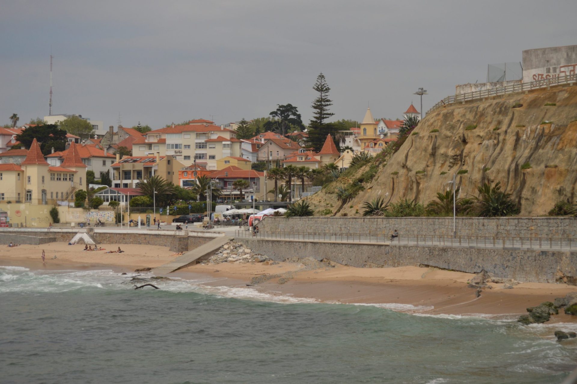 Cascais. Idoso de 80 anos encontrado sem vida na praia da Poça