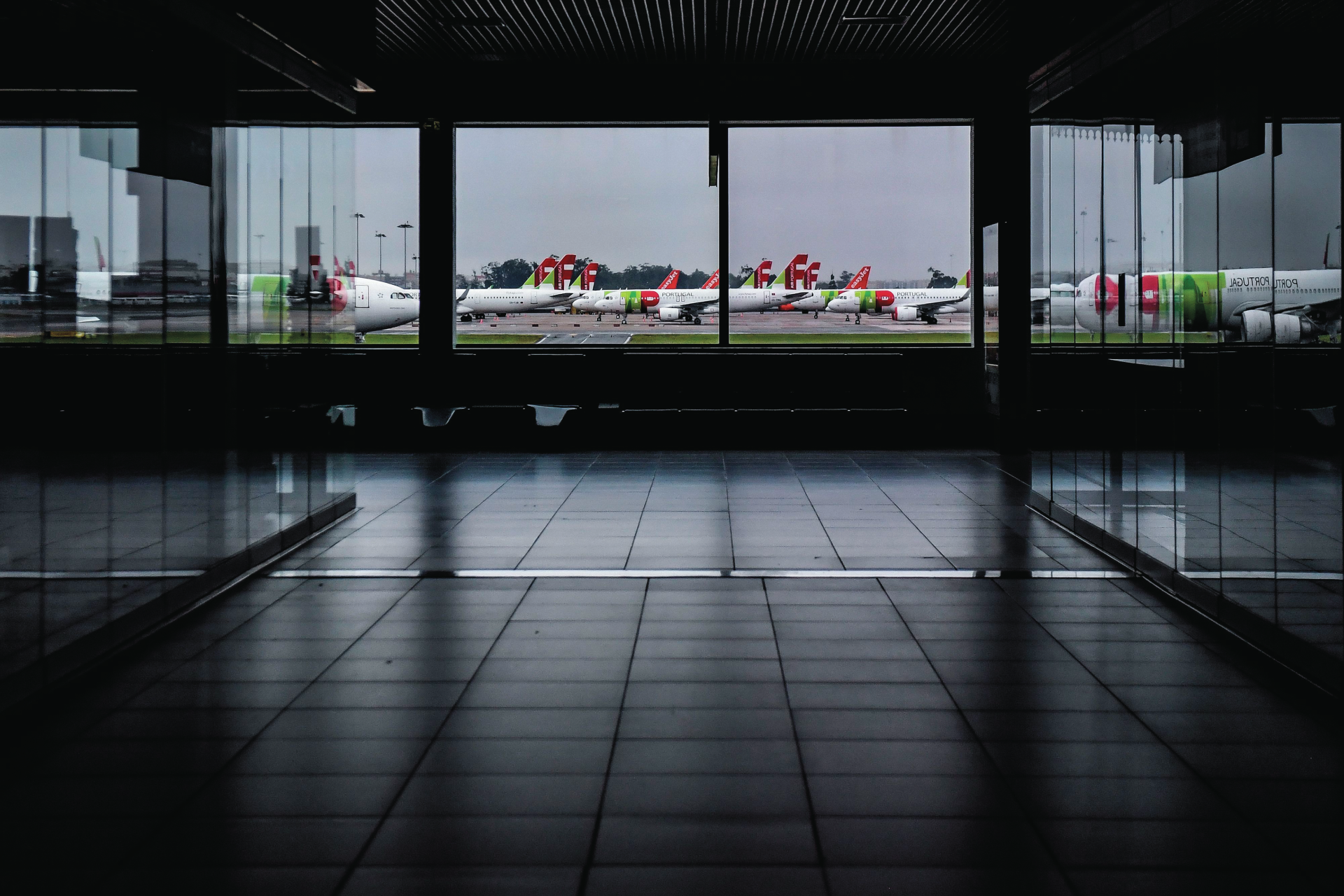 Passageiro abre a porta do avião no aeroporto de Lisboa e faz disparar manga de emergência