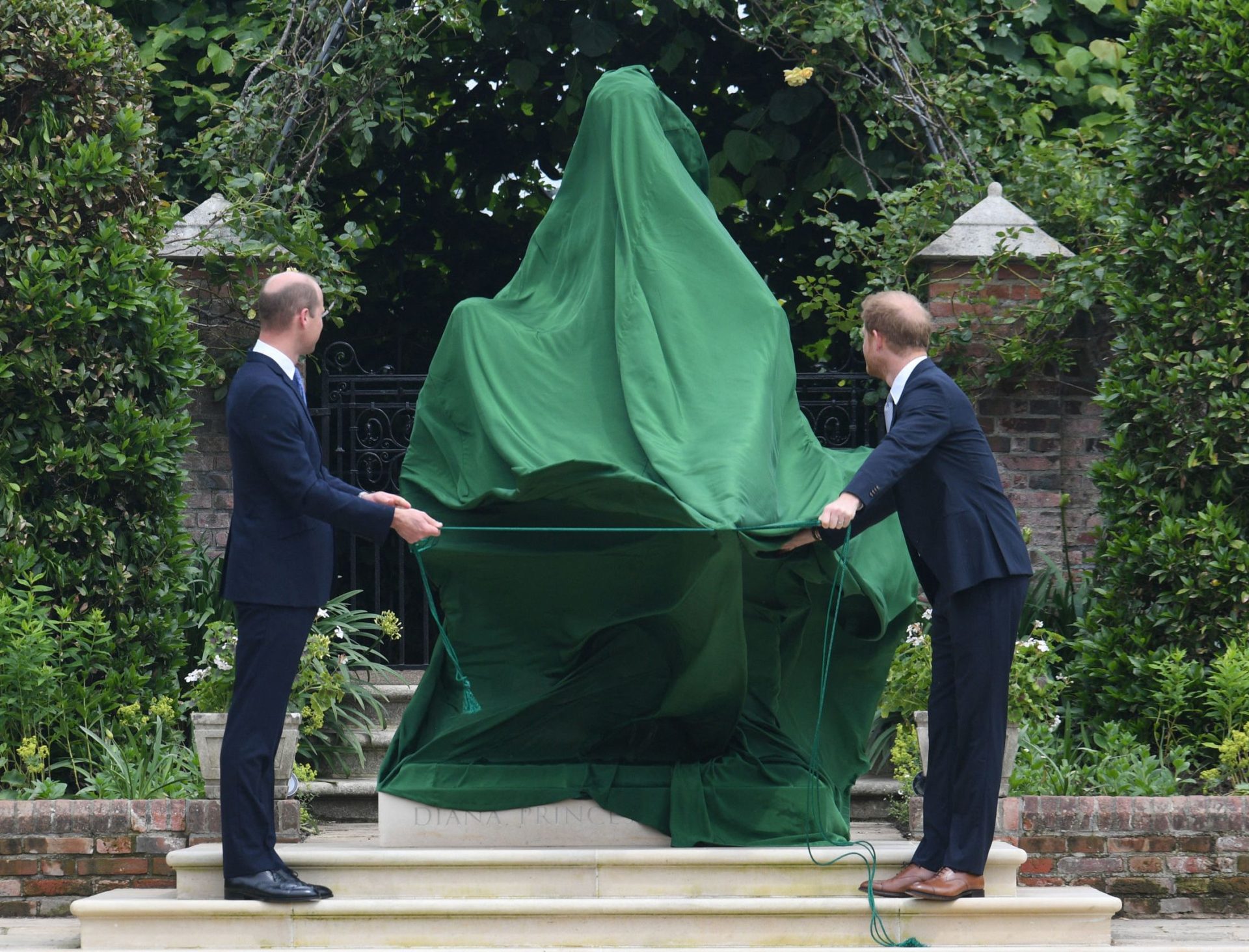 William e Harry voltaram a reunir-se para homenagear a mãe | Fotogaleria