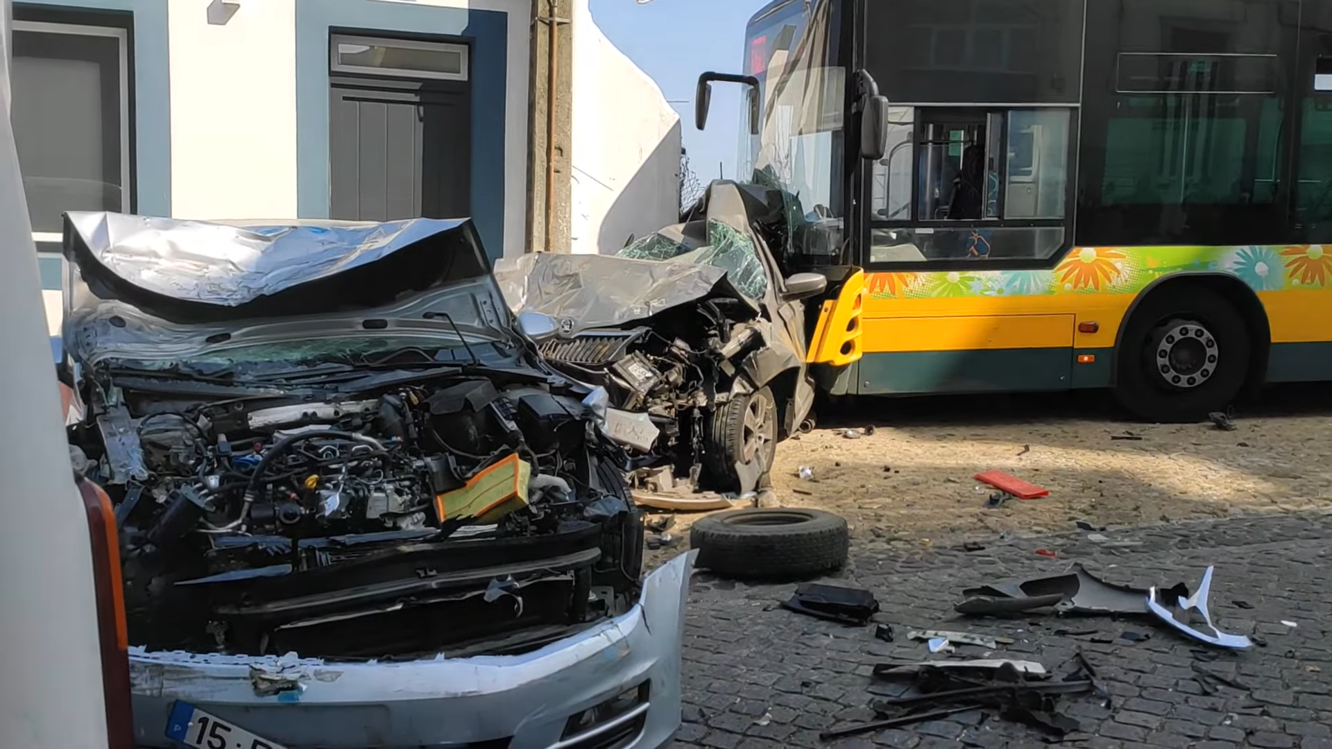 Bebé ferido em colisão entre autocarro da Carris e seis viaturas no centro de Lisboa