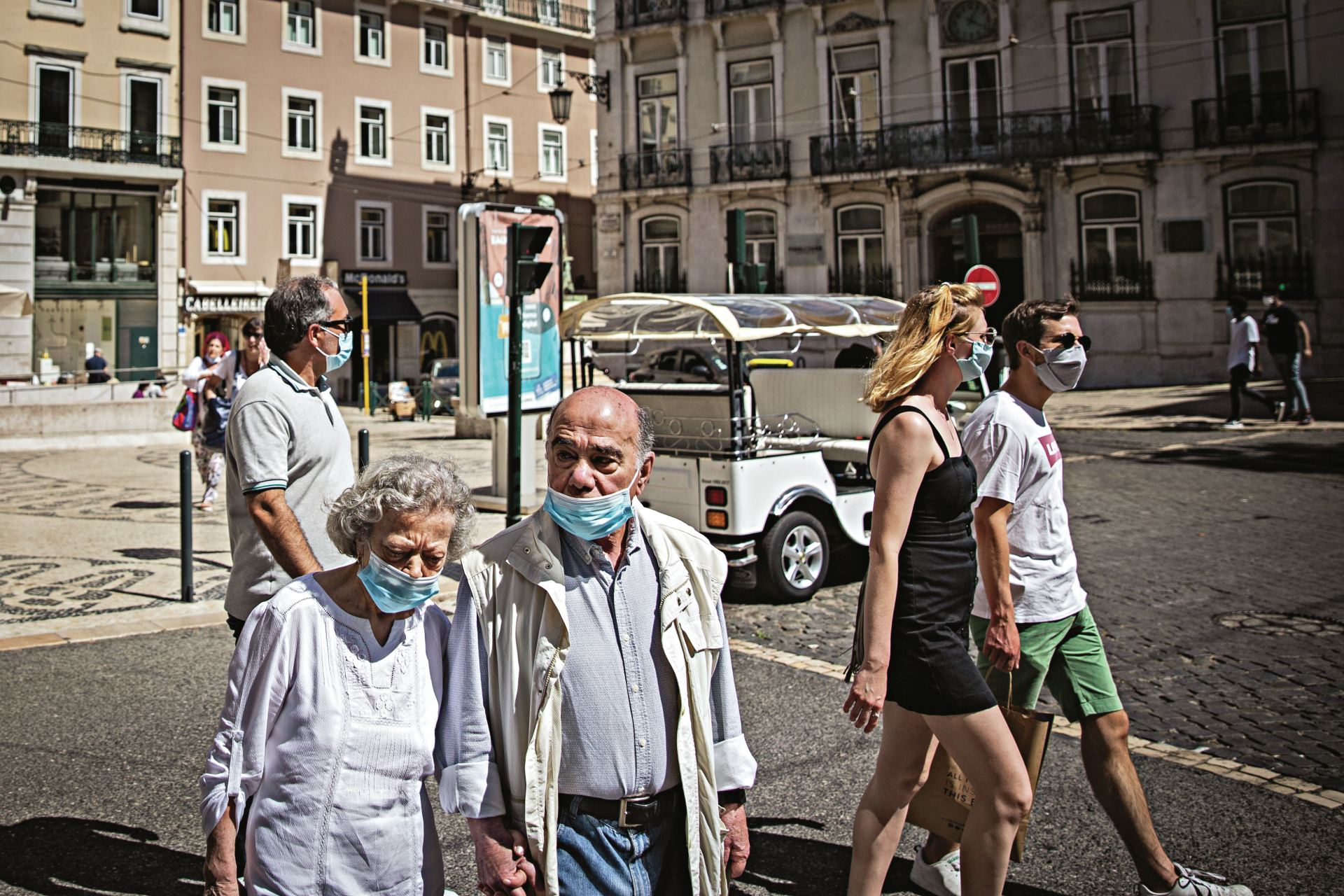 Lisboa tem incidência de quase 600 casos por 100 mil habitantes e o Porto 240