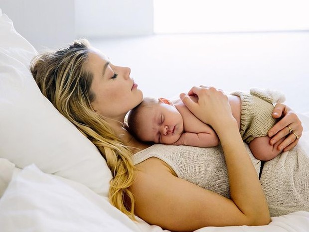 Amber Heard revela que foi mãe