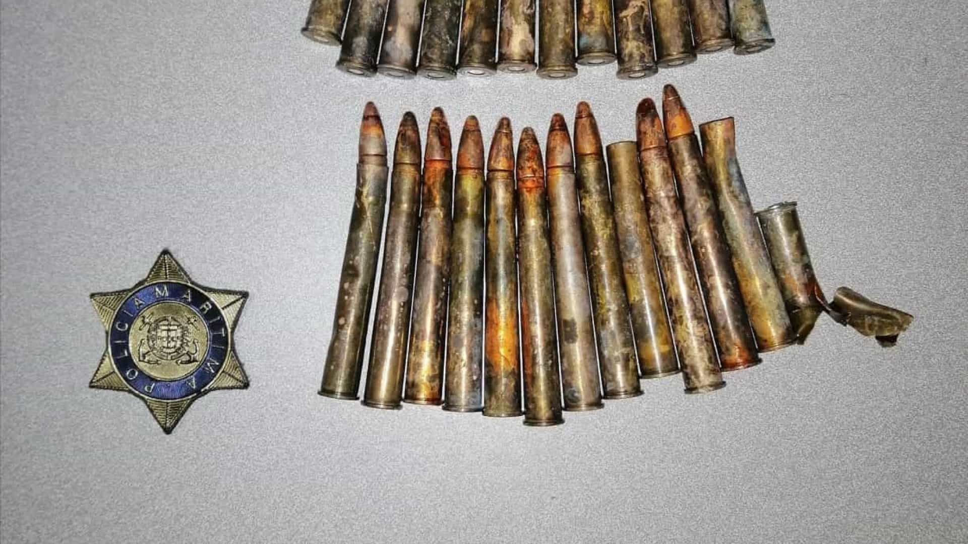 Sintra. Popular encontra munições de grande calibre em zona rochosa na praia do Magoito