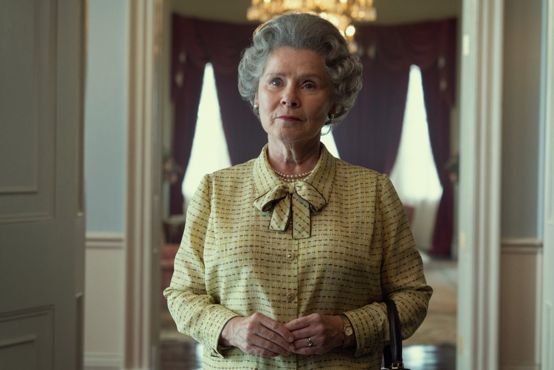 Revelada primeira imagem da atriz Imelda Staunton como Rainha Isabel II na série The Crown