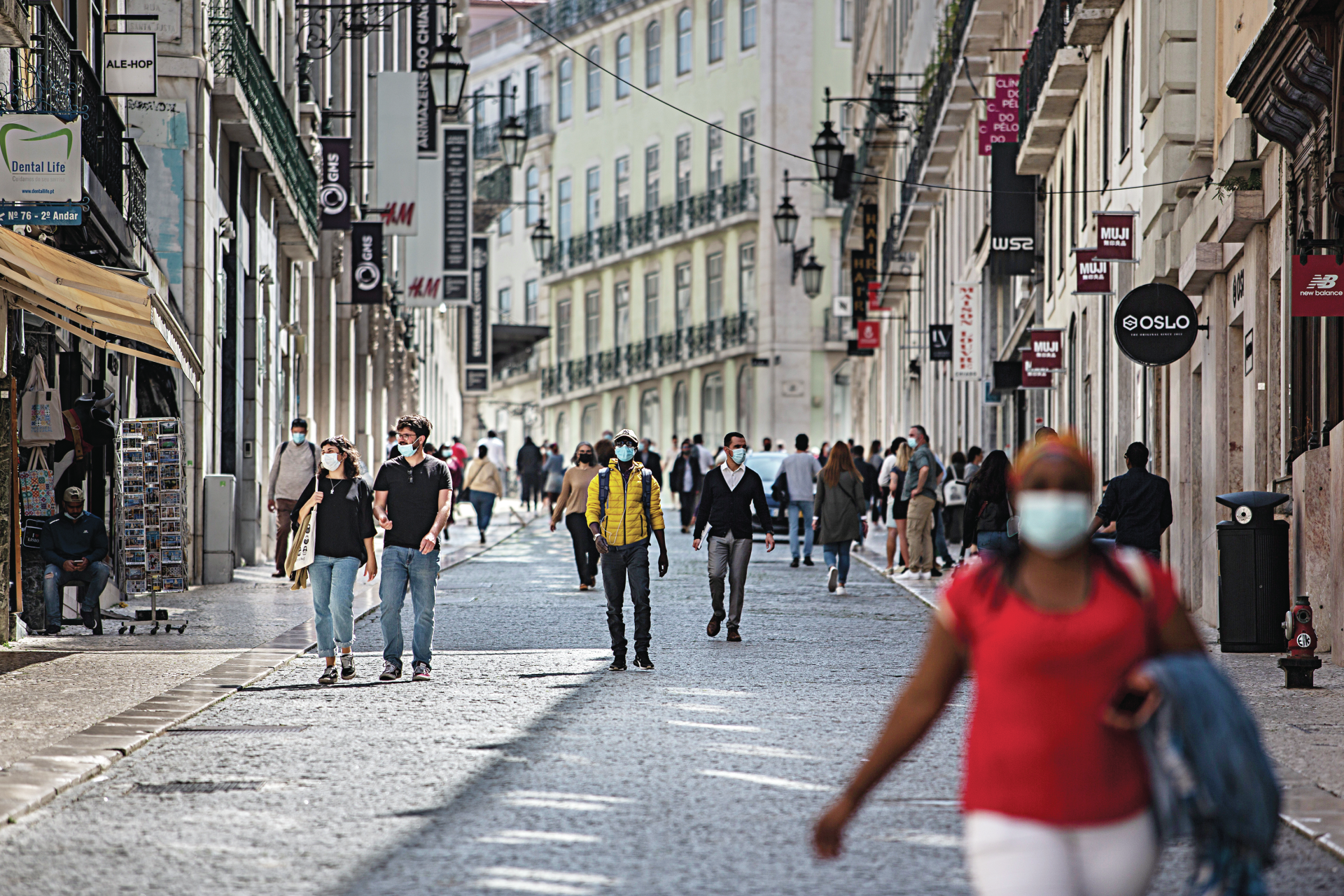 Menos internados, doentes graves e casos ativos de covid-19 em dia com 17 mortos