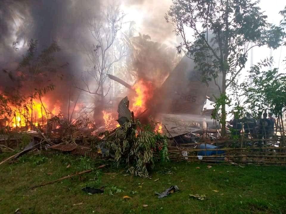 Queda de avião militar nas Filipinas causa 49 mortos