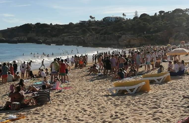 Convívio de 800 jovens na praia da Oura em Albufeira dispersado pela Polícia Marítima