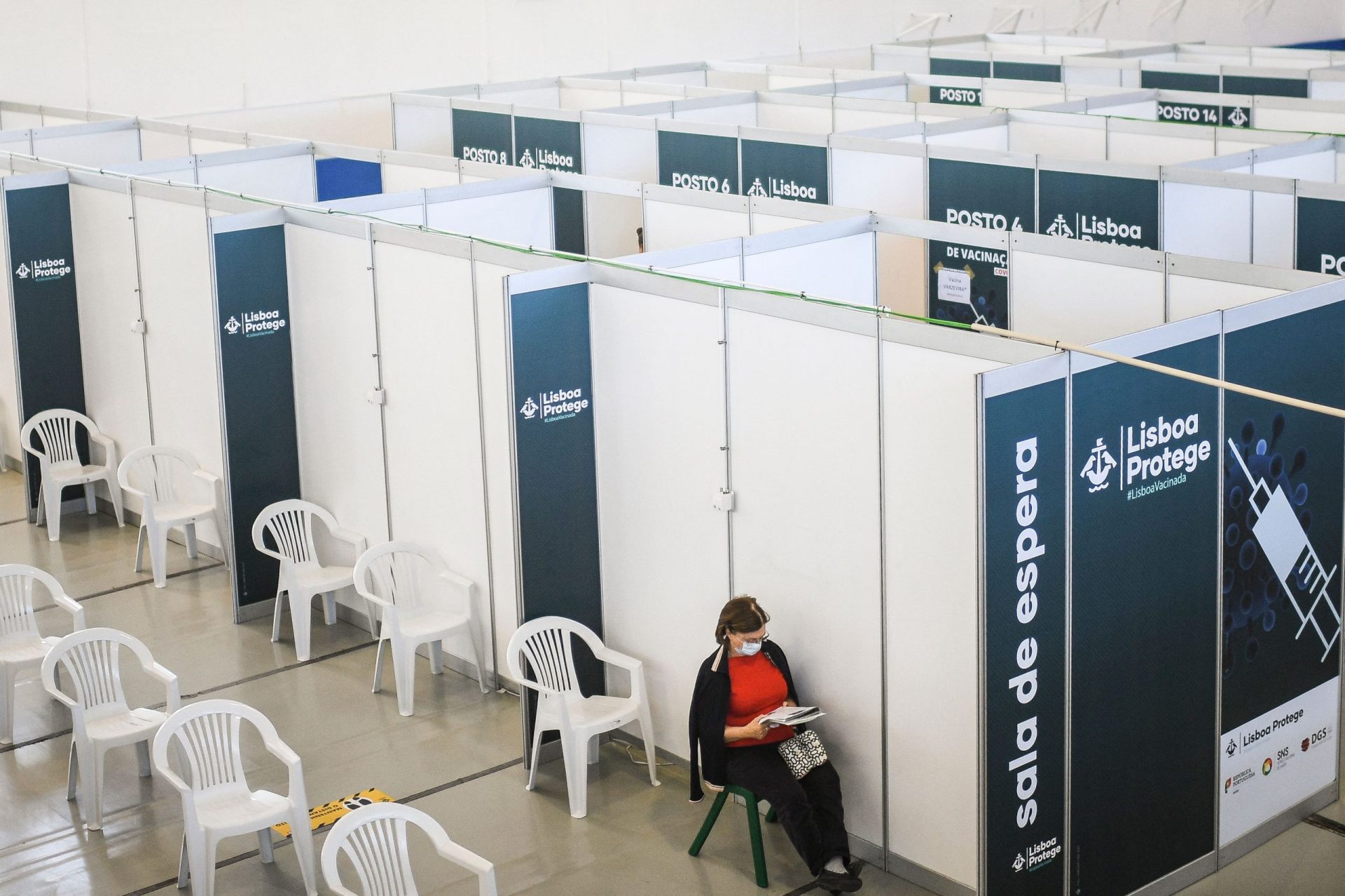 Sistema de semáforos que indica tempo de espera entra em funcionamento esta quarta-feira nos centros de vacinação covid