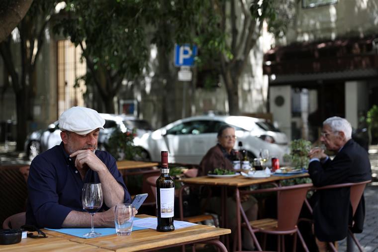 Restaurantes. Clientes não precisam de teste ou certificado para pagar ou usar a casa de banho