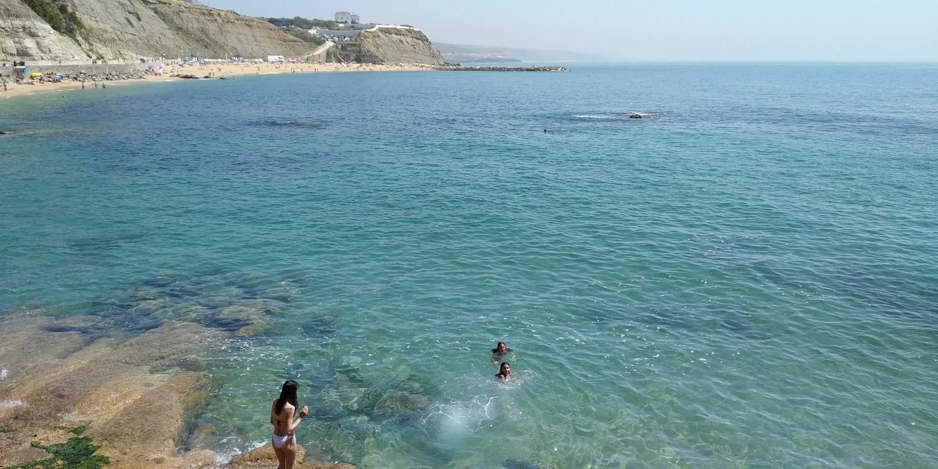 Praia da Baleia em Mafra interditada a banhos