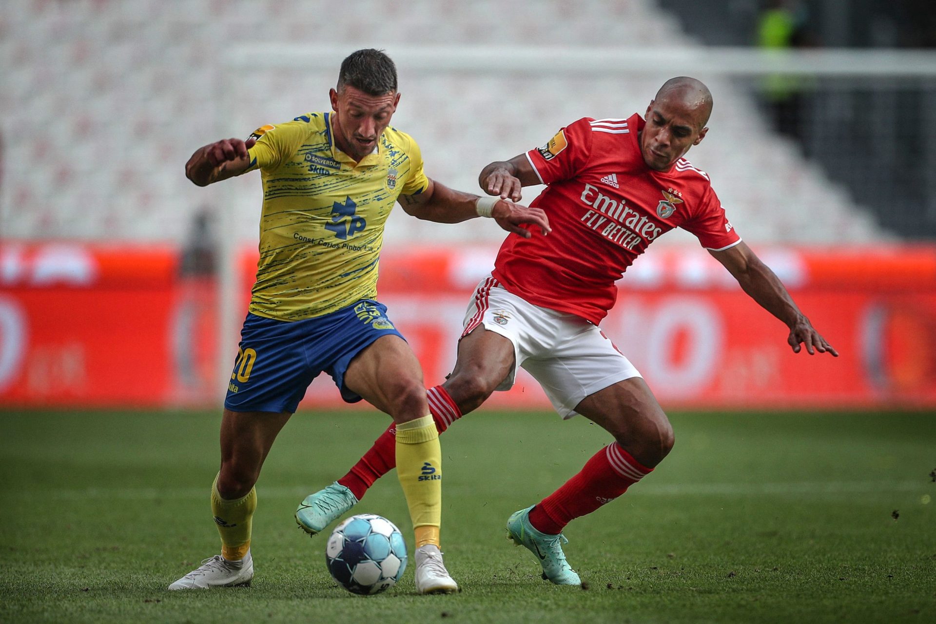 Benfica vence Arouca por 2-0 na Luz