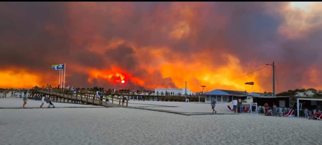 Mais de 600 bombeiros combatem chamas em Castro Marim. Há um ferido