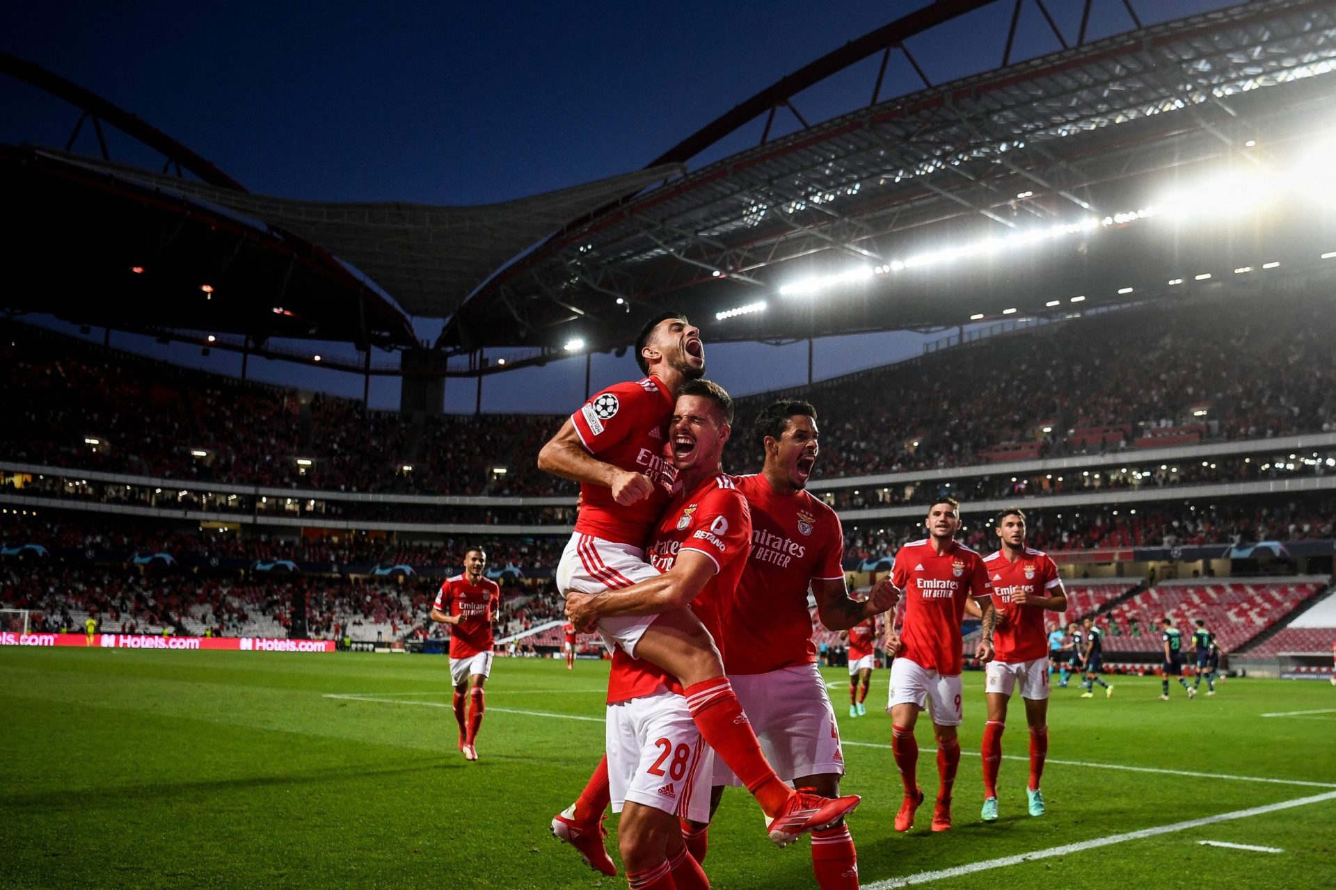 Benfica vence PSV por 2-1 e está em vantagem para aceder à fase de grupos da Liga dos Campeões