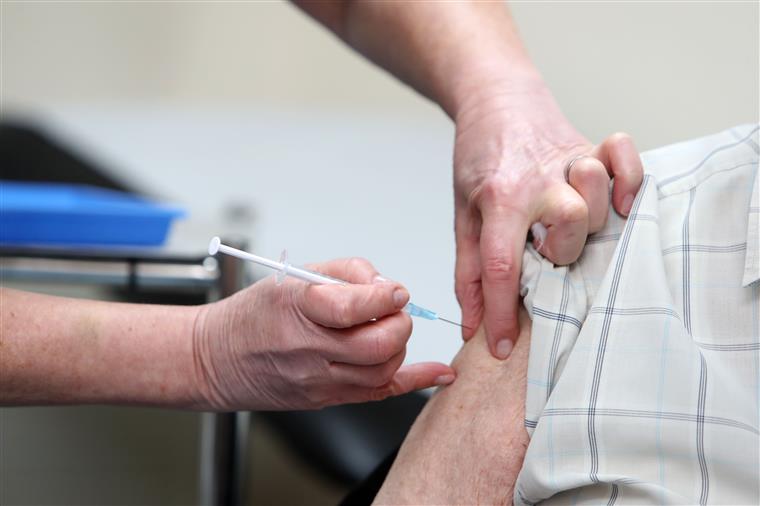 Vacinação contra a gripe arranca no início de outubro e os idosos serão os primeiros a receber