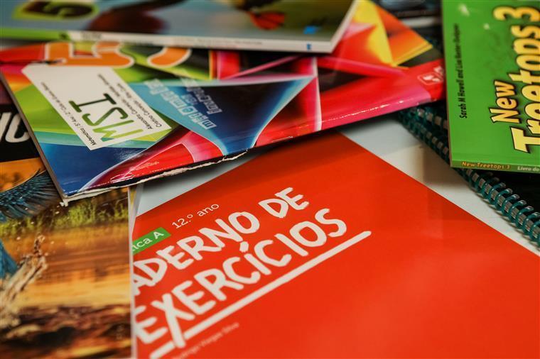 Vales para manuais escolares dos 1.º, 5.º, 7.º e 10.º anos disponibilizados a partir desta segunda-feira